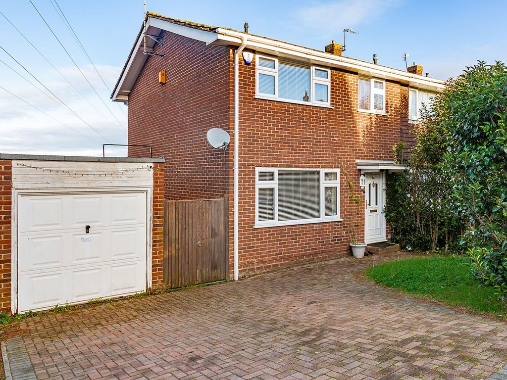 3 bed end terrace house for sale in Swallow Road, Larkfield ME20, £