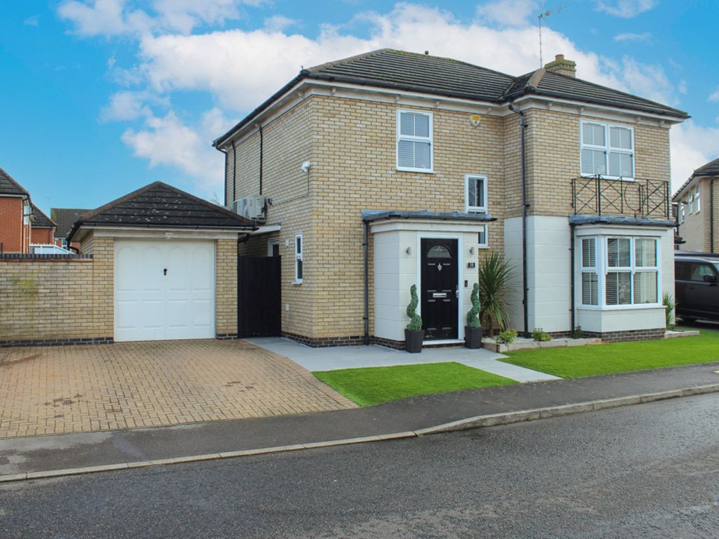 4 bed detached house for sale in Melville Drive, Wickford SS12, £