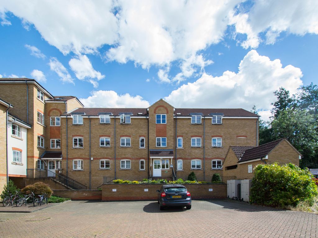 2 bed flat to rent in Pegs Lane, Hertford SG13, £1,350 pcm Zoopla