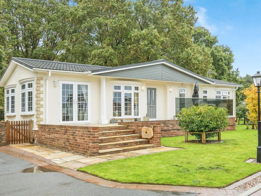 2 bed mobile/park home for sale in Woodlands Park, Haveringland