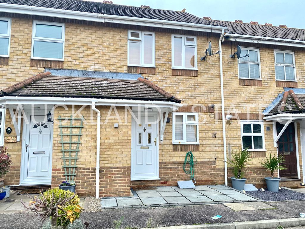 2 bed town house for sale in Oakfield Close, Potters Bar EN6, £440,000