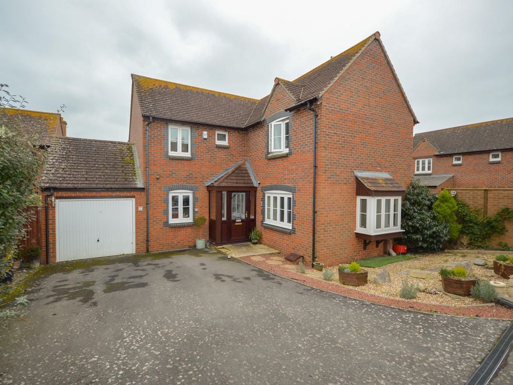4 bed detached house to rent in 6 Robinson Close, Selsey, Chichester