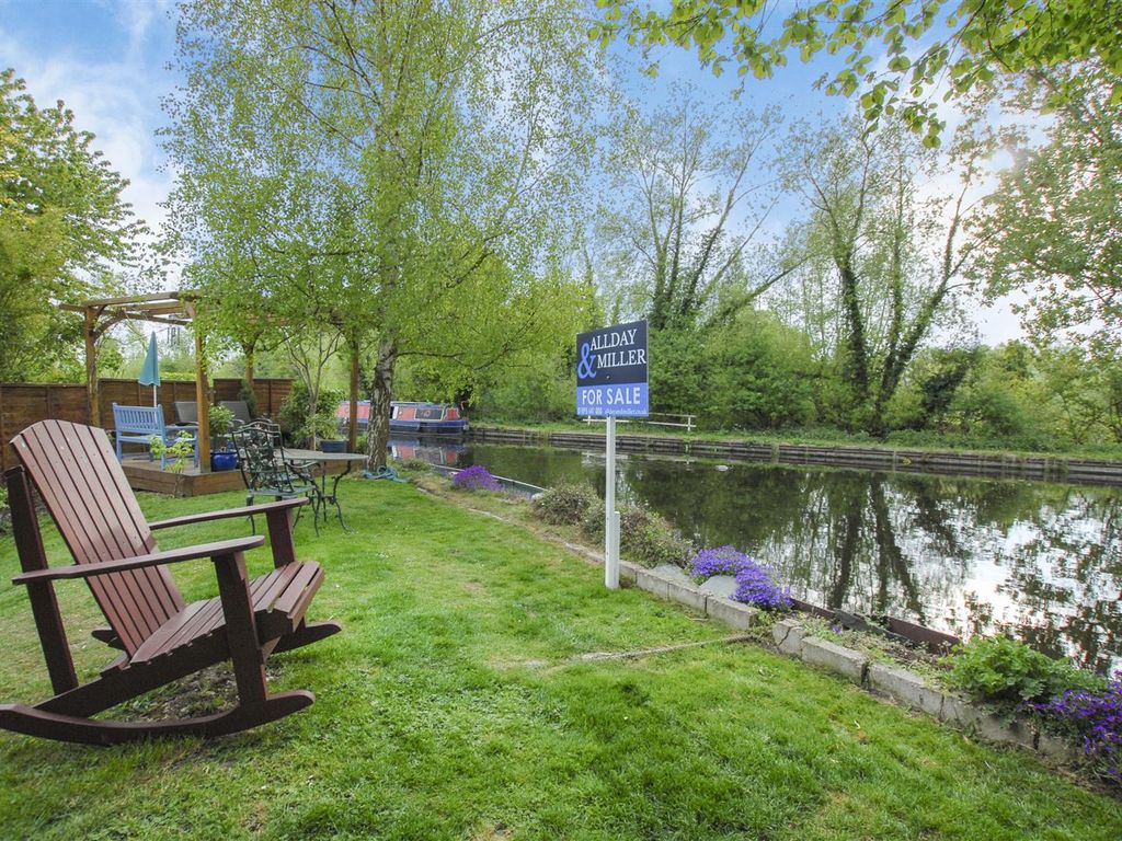 3 bed end terrace house for sale in Peerless Drive, Harefield, Uxbridge