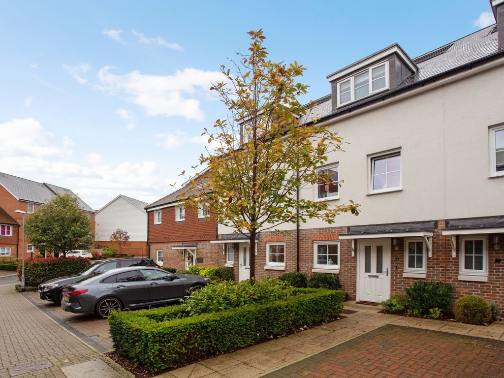 3 bed town house to rent in Eden Road, Dunton Green, Sevenoaks TN14
