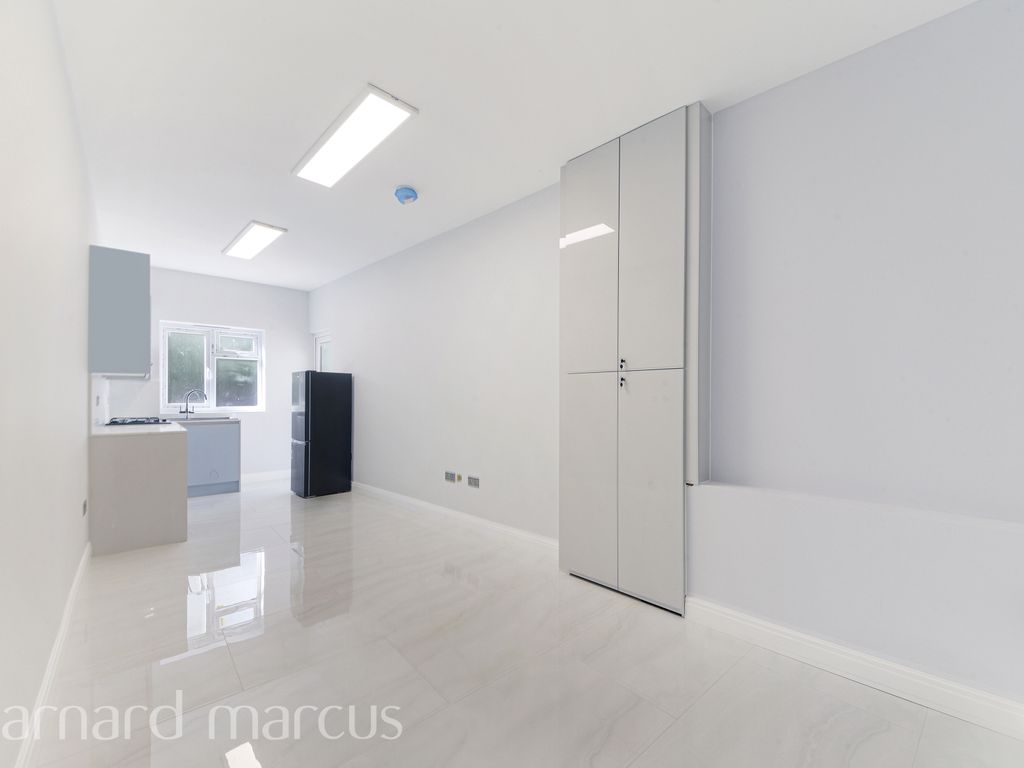 Studio to rent in Banstead Road, Carshalton SM5, £1,250 pcm Zoopla