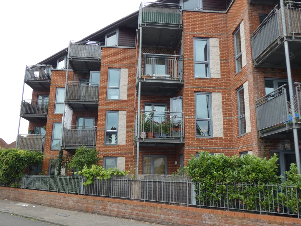 1 bed flat to rent in New Road, Bedfont, Feltham TW14, £1,375 pcm Zoopla