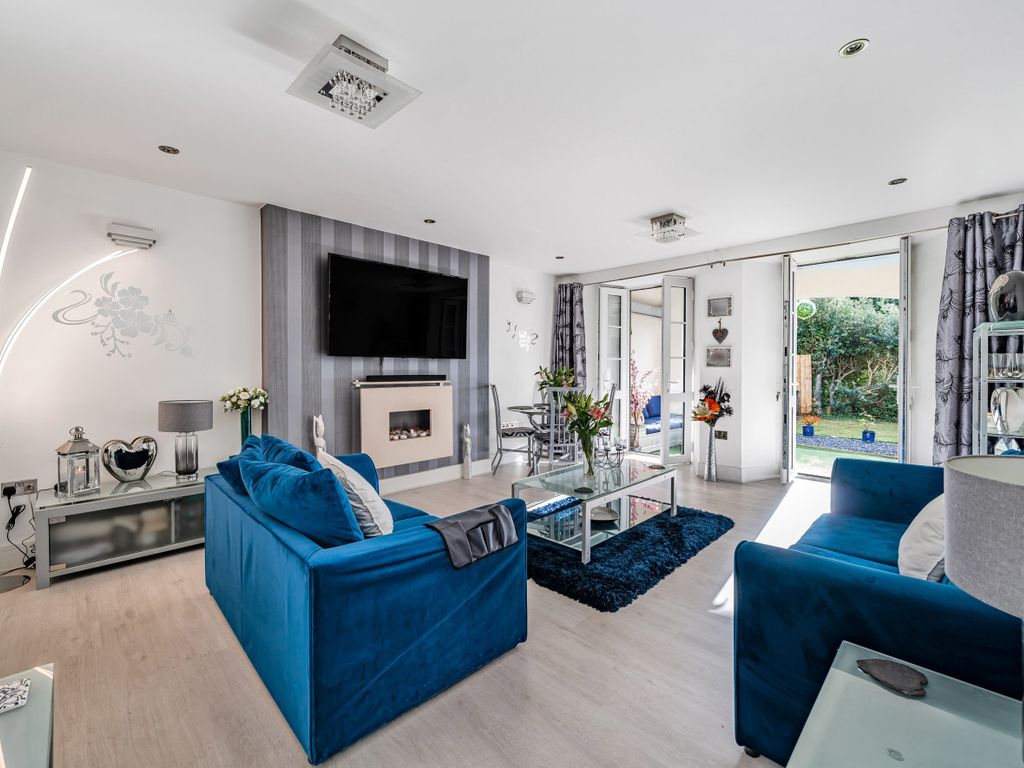 3 bed flat for sale in Falkland Road, Torquay, Devon TQ2, £300,000 Zoopla