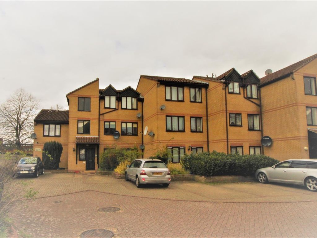 1 bed flat to rent in Cross Road, Waltham Cross EN8, £1,250 pcm Zoopla