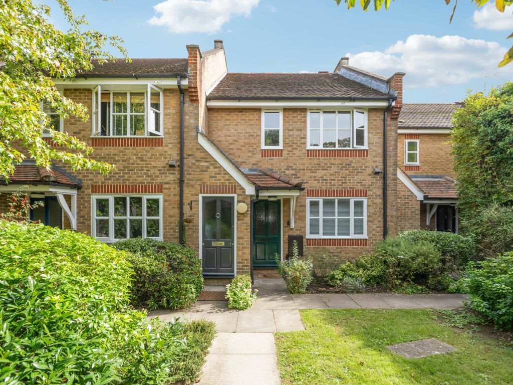 1 bed flat for sale in Thames Street, SunburyOnThames TW16, £290,000