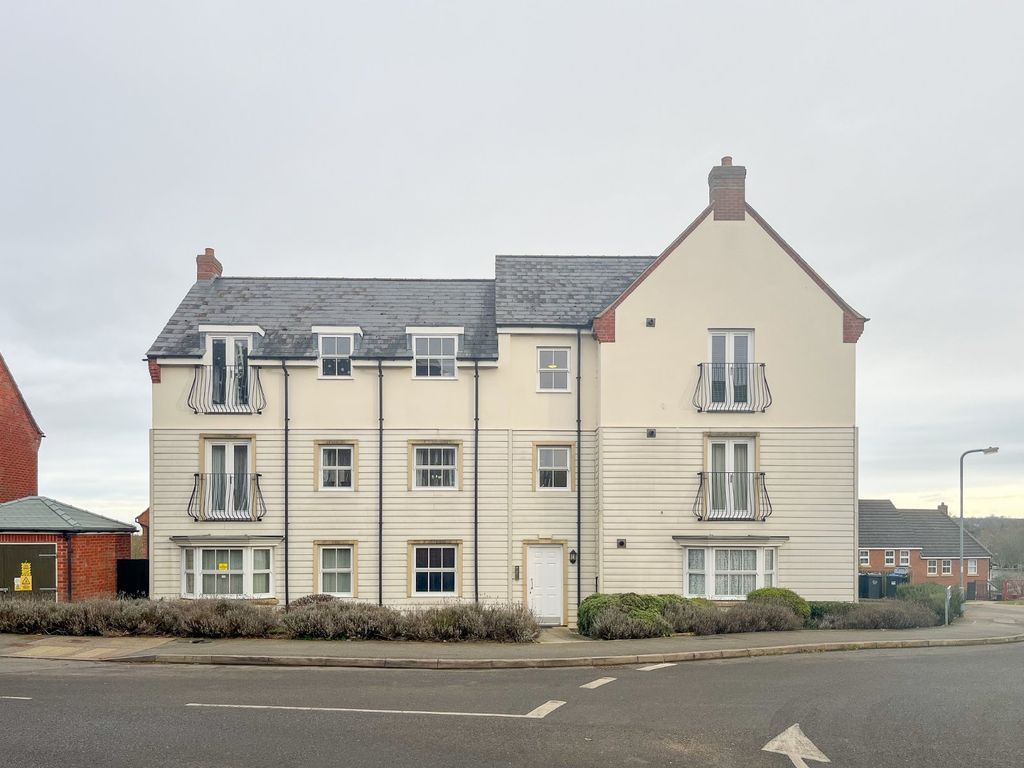 2 bed flat to rent in Farnborough Drive, Middlemore, Daventry