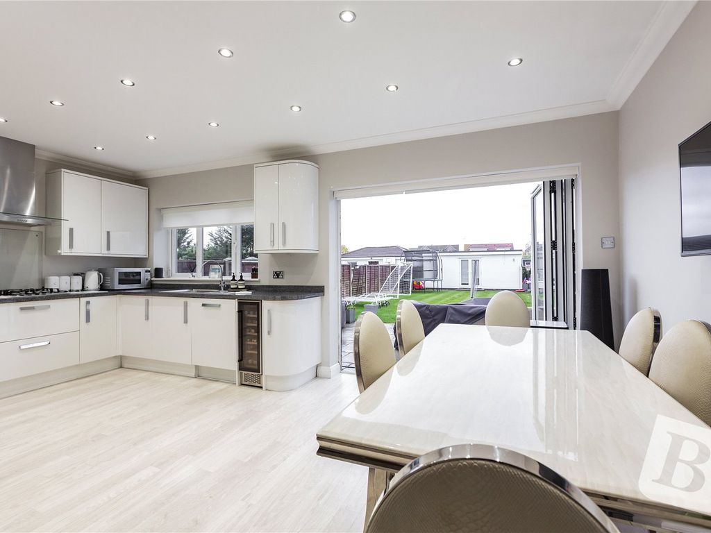 4 bed detached bungalow for sale in Candover Road, Hornchurch RM12, £