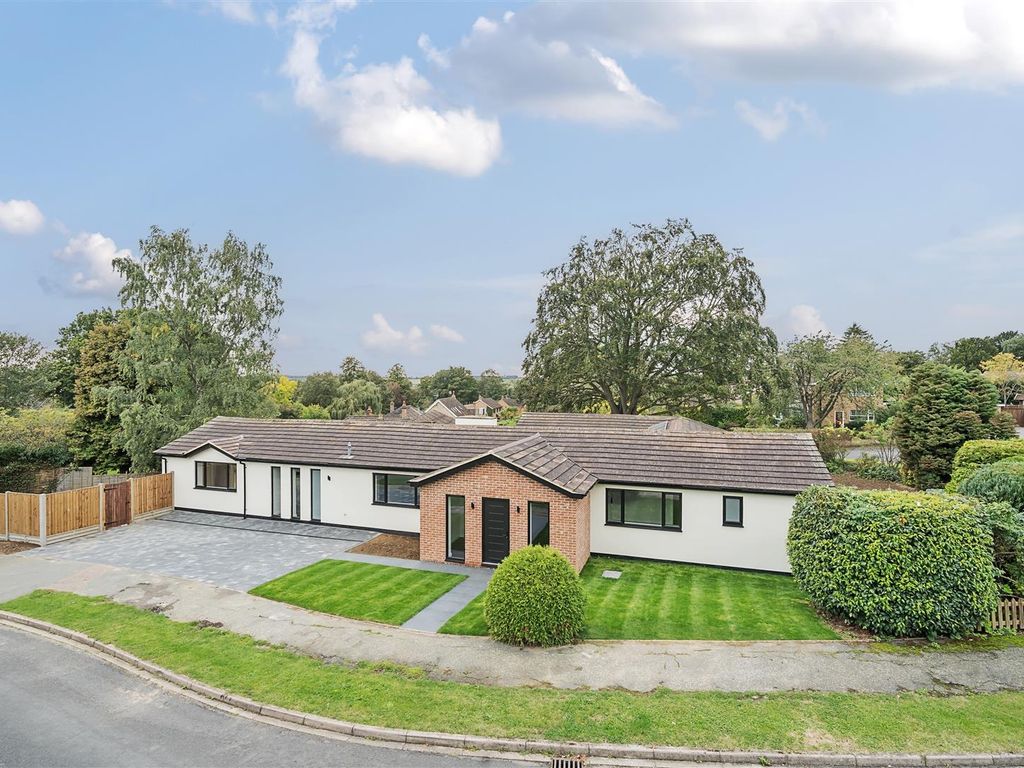 5 bed detached bungalow for sale in The Bury, Pavenham, Bedford MK43, £
