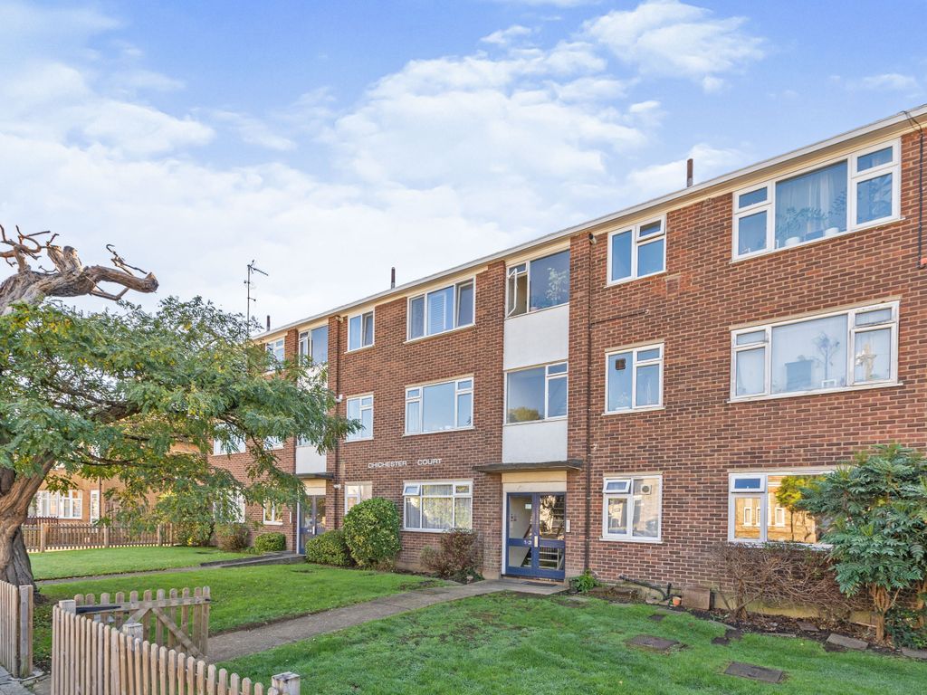2 bed flat for sale in Margaret Road, EN4, £325,000 Zoopla