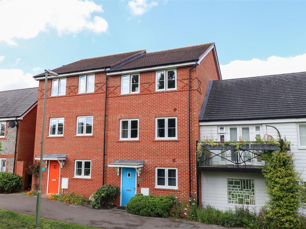 4 bed town house for sale in Ashley Walk, Church Crookham, Fleet GU52