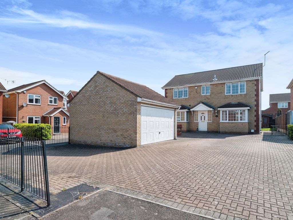 4 bed detached house for sale in Foxhatch, Wickford SS12, £595,000 Zoopla