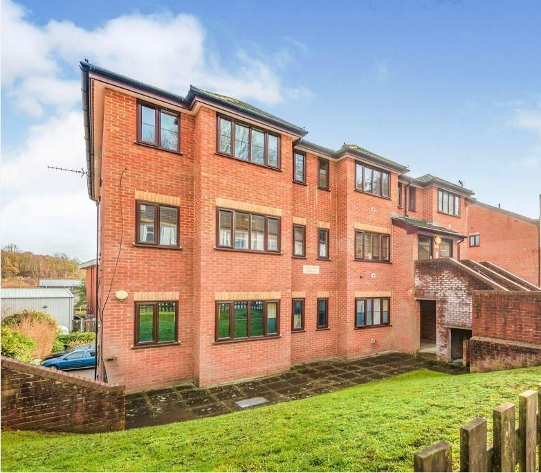 2 bed flat to rent in Garlands Road, Redhill RH1, £1,400 pcm Zoopla