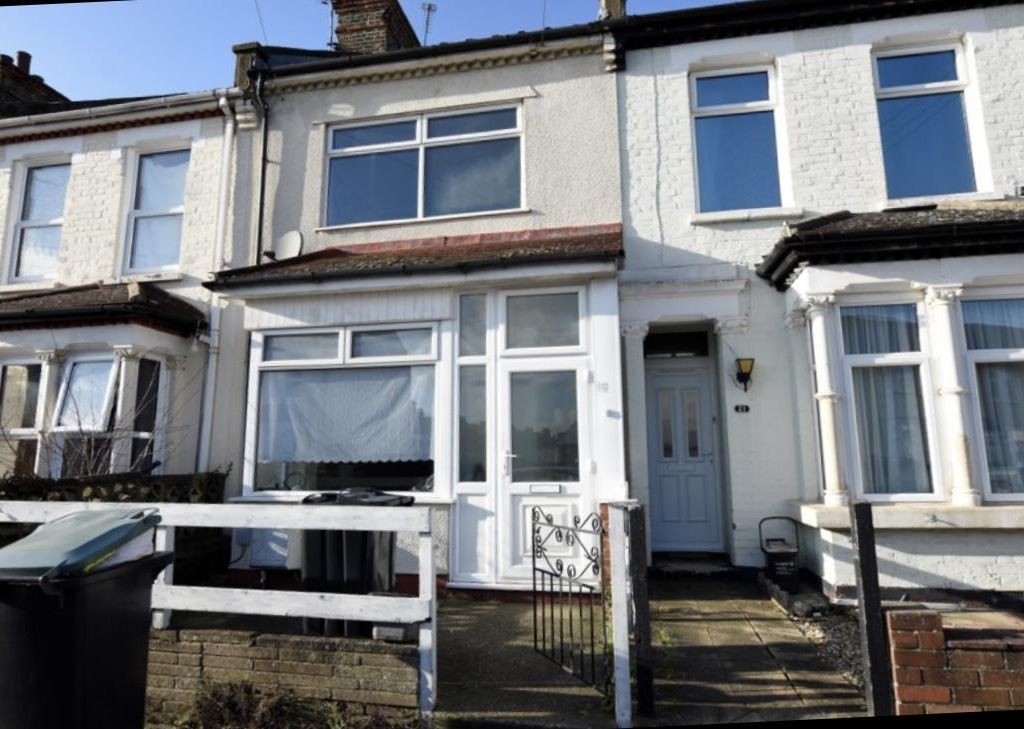 3 bed terraced house to rent in Campbell Road, Northfleet, Gravesend