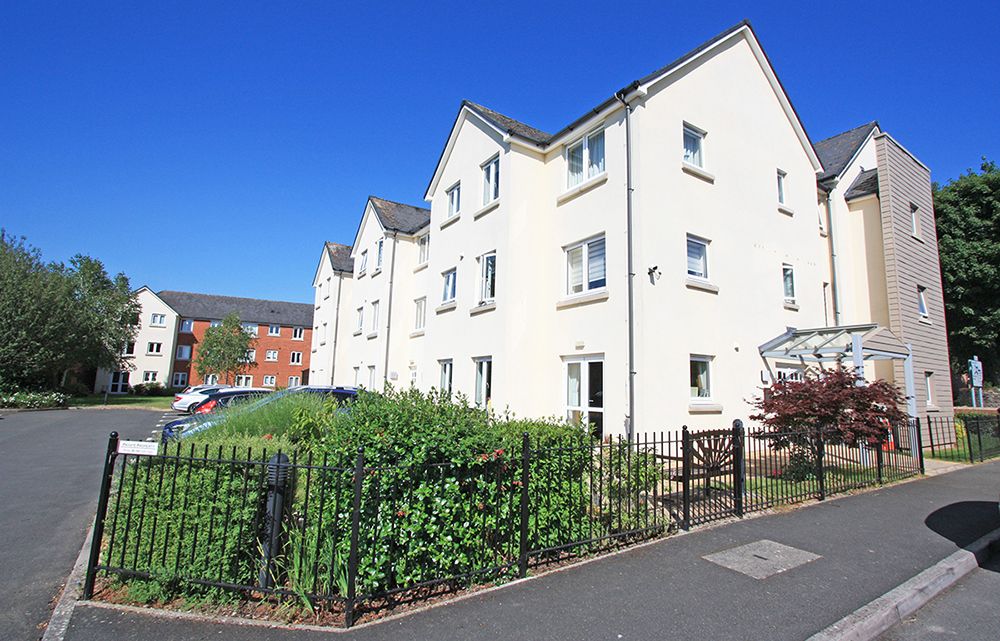 2 bed flat for sale in Cobbett Court, Hammond Close, Highworth SN6, £