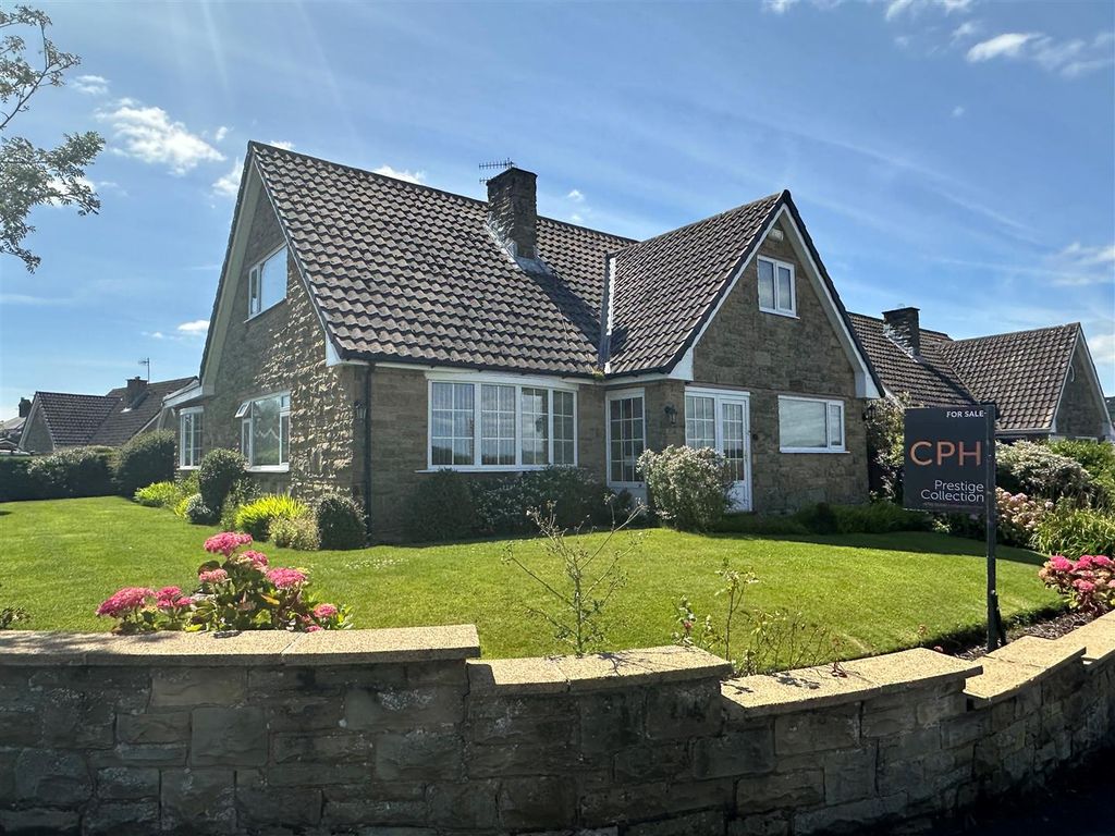 4 bed detached bungalow for sale in Bronte Close, Scarborough YO12, £