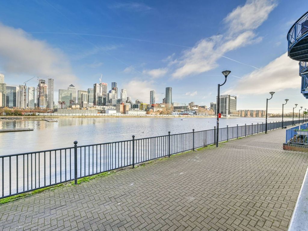 1 bed flat for sale in Kingsbridge Court, Isle Of Dogs, London E14 Zoopla