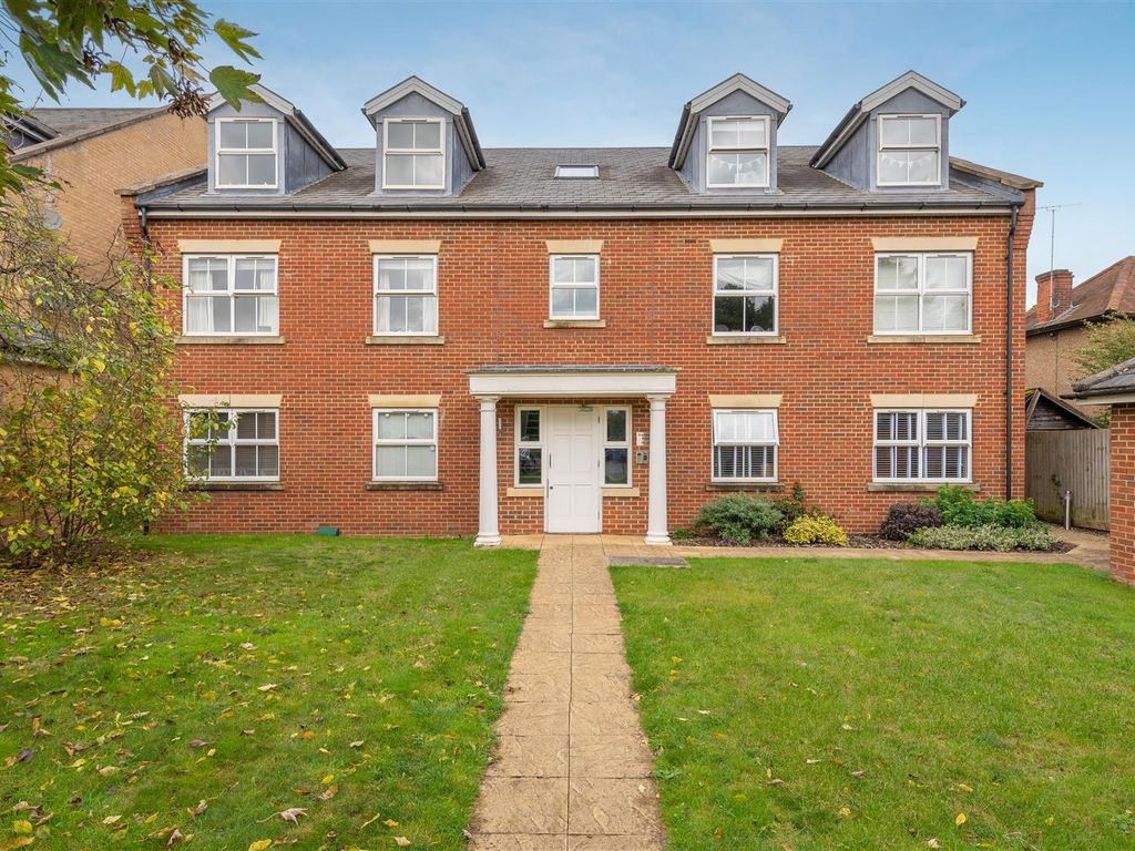 2 bed flat for sale in Clarence Road, Windsor SL4, £375,000 Zoopla