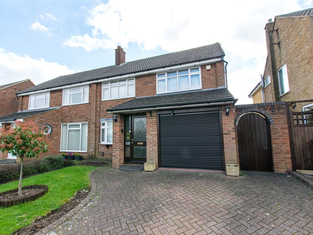 3 bed semidetached house for sale in St Christophers Close, Dunstable