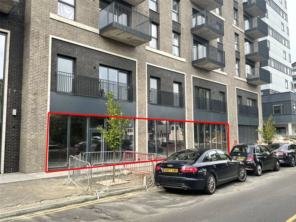 Retail premises to let in Unit 1, Victoria Avenue, Southend, Essex SS2