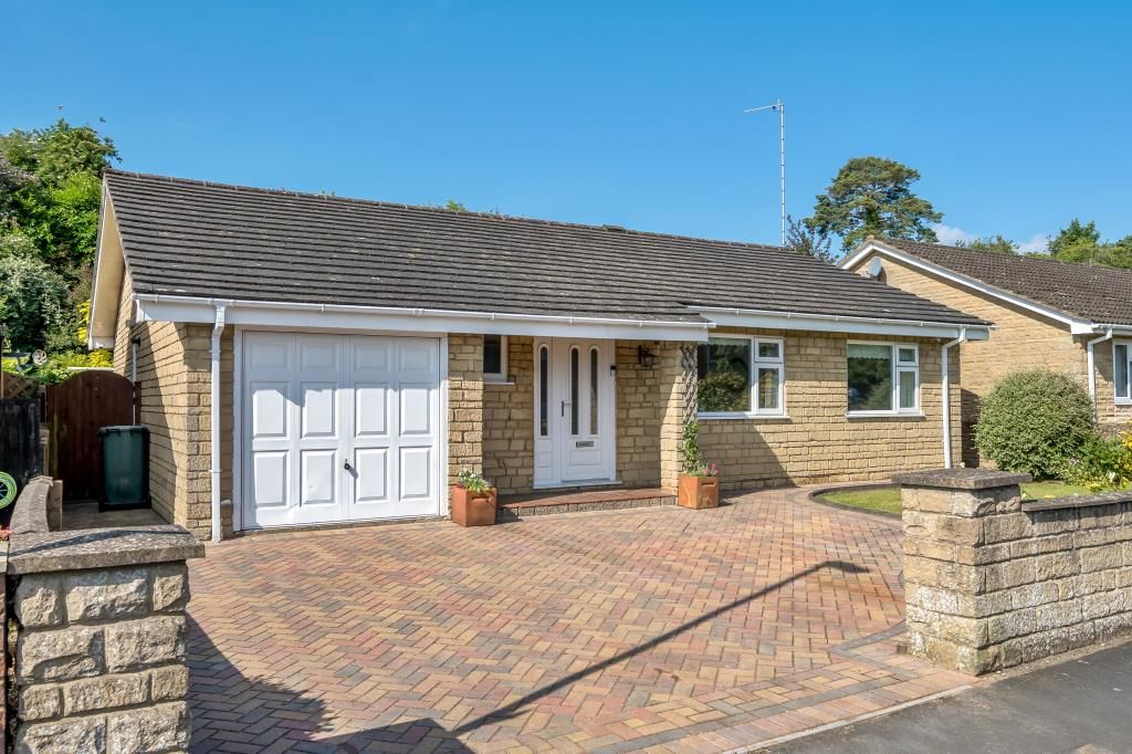 3 bed detached bungalow for sale in Bicester, Oxfordshire OX26, £