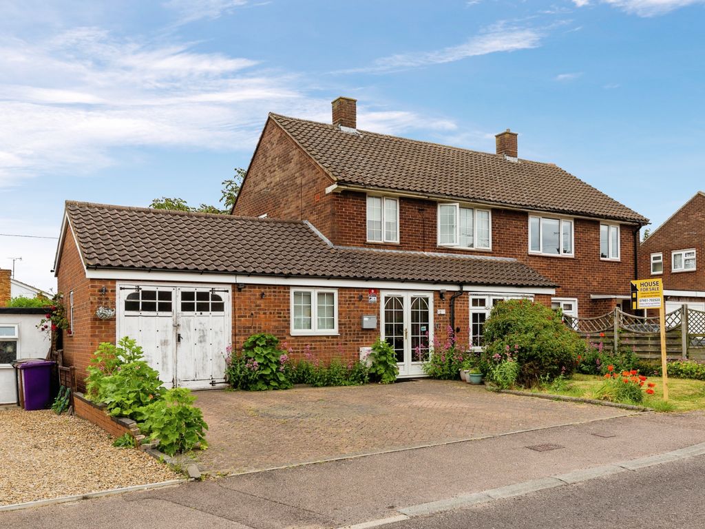 4 bed semidetached house for sale in Milestone Road, Hitchin