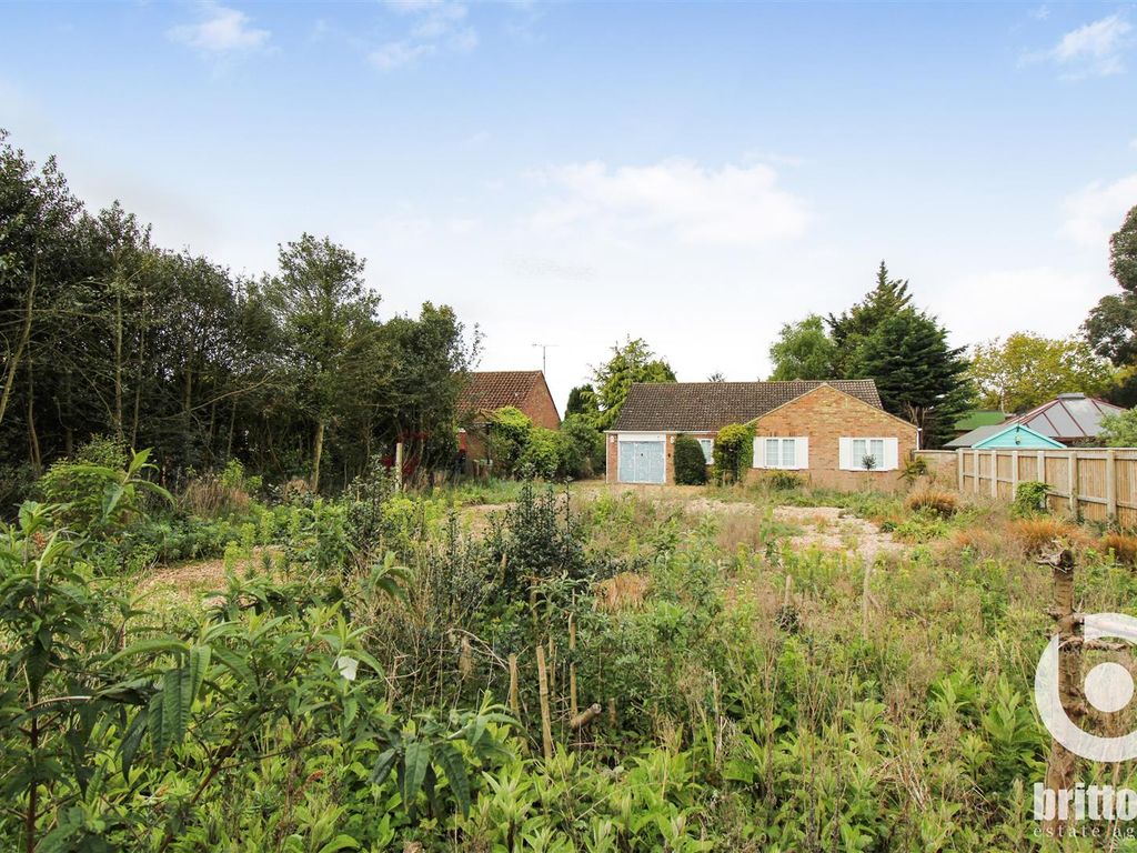 4 bed detached bungalow for sale in Pansey Drive, Dersingham, King's