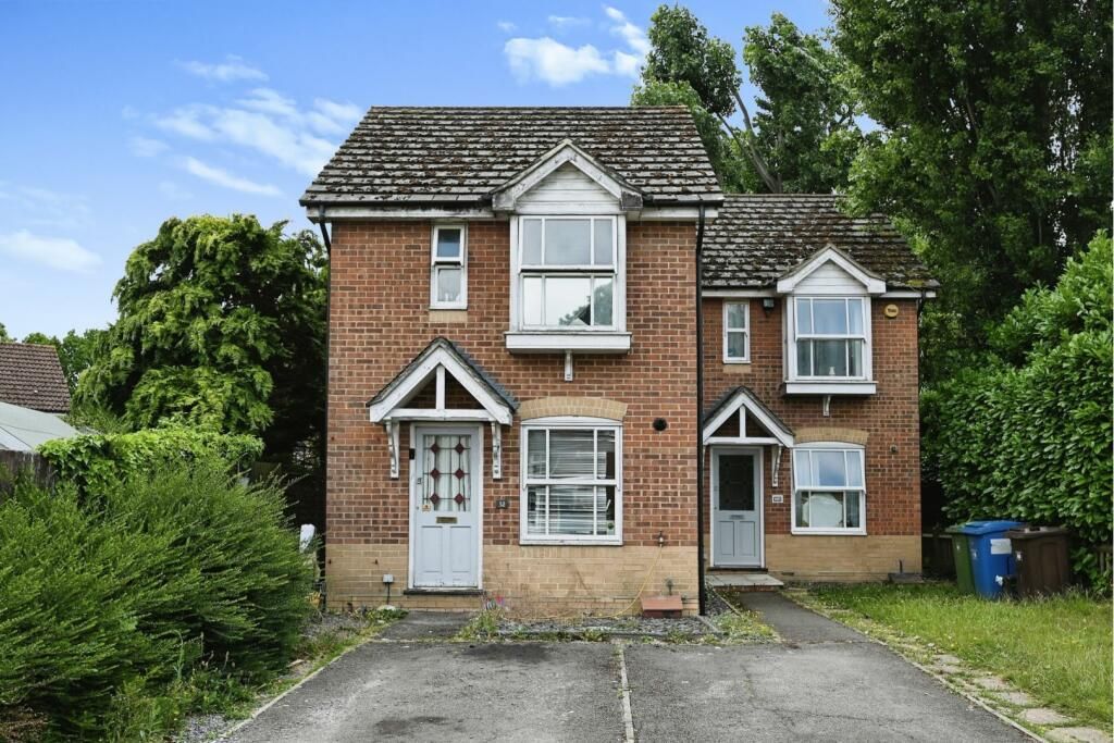 2 bed semidetached house for sale in Hallbrooke Gardens, Binfield