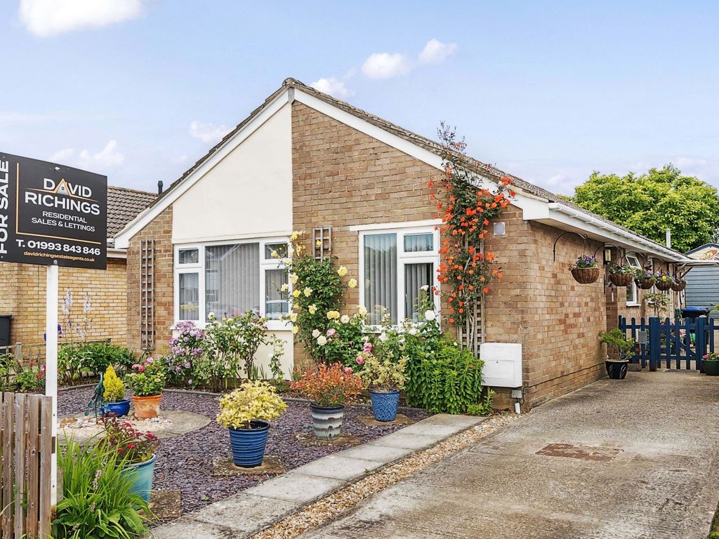 3 bed detached bungalow for sale in Stoneleigh Drive, Carterton