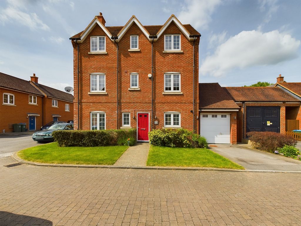 4 bed detached house for sale in Rodnall Close, Buckingham Park