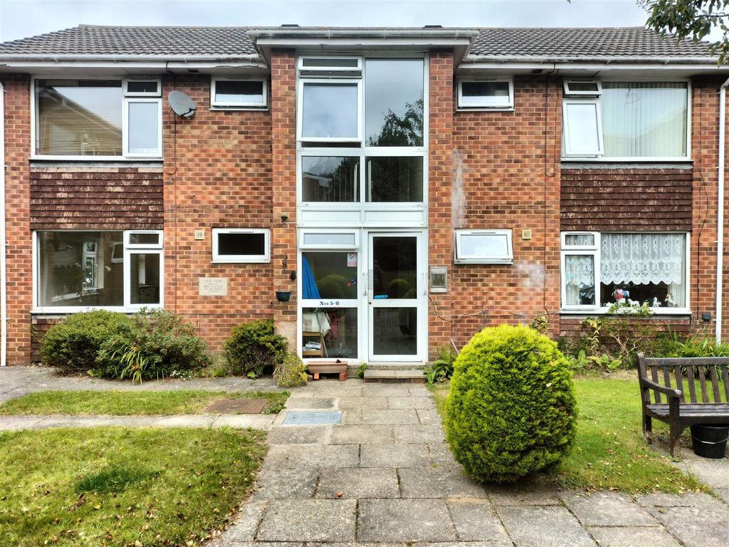 1 bed flat to rent in Garland Road, Poole BH15, £505 pcm Zoopla