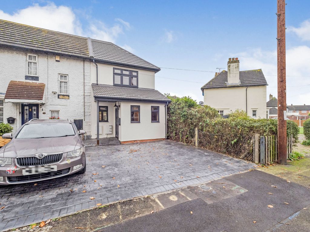 2 bed end terrace house for sale in Princes Park, Rainham RM13 Zoopla