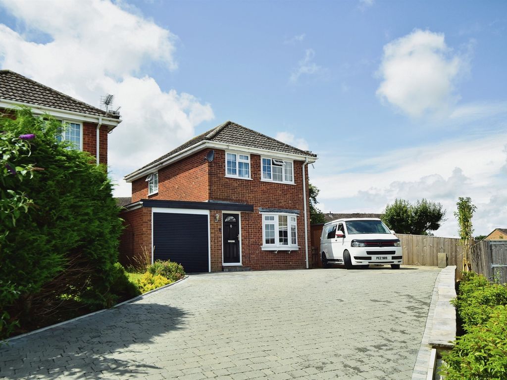 3 bed detached house for sale in Wessex Way, Highworth, Swindon SN6, £