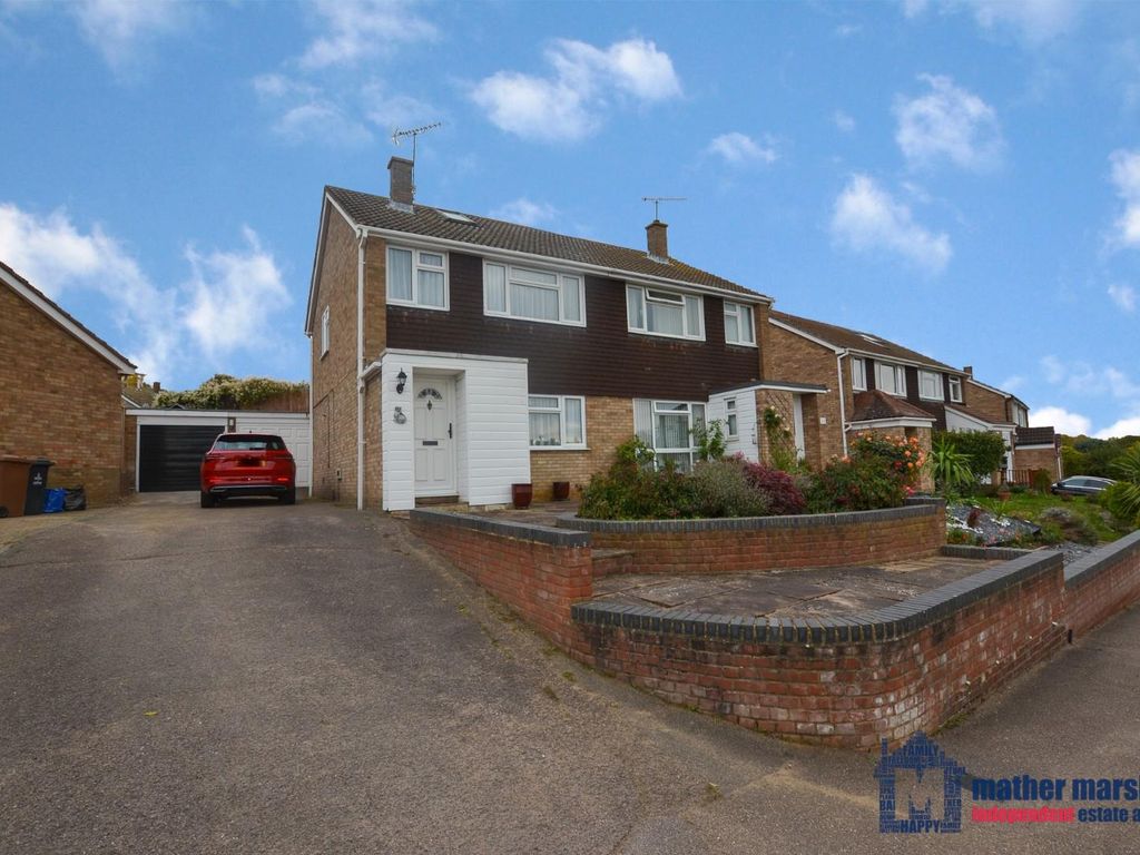 4 bed semidetached house for sale in Hazelmere Road, Stevenage SG2