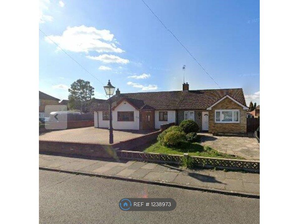 Room to rent in Oak Way, Feltham TW14, £1,099 pcm Zoopla