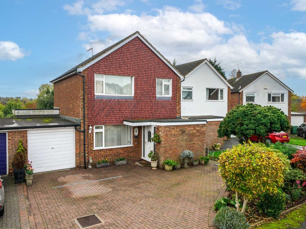 3 bed detached house for sale in Wellswood Close, Adeyfield HP2 Zoopla