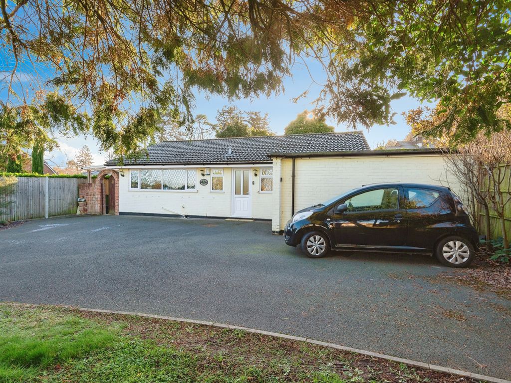 3 bed bungalow for sale in Cobham Road, Fetcham, Surrey KT22, £799,995