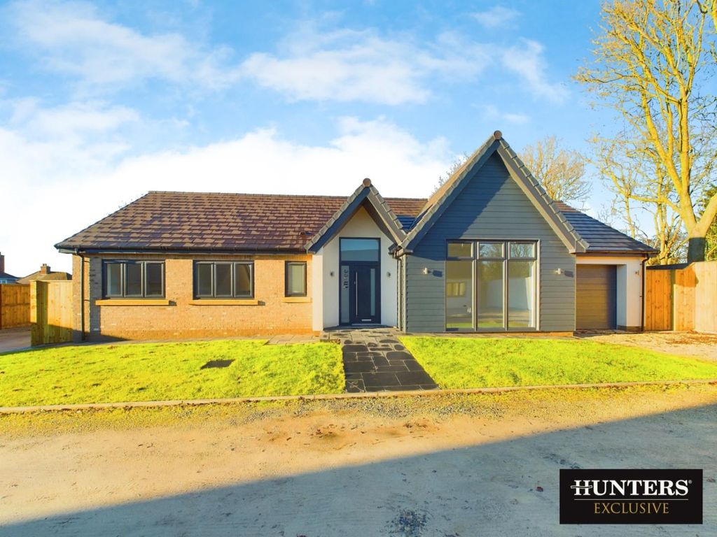 3 bed detached bungalow for sale in Easton Road, Bridlington YO16, £