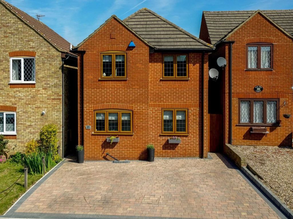 3 bed detached house for sale in Ellingham Road, Hemel Hempstead HP2, £