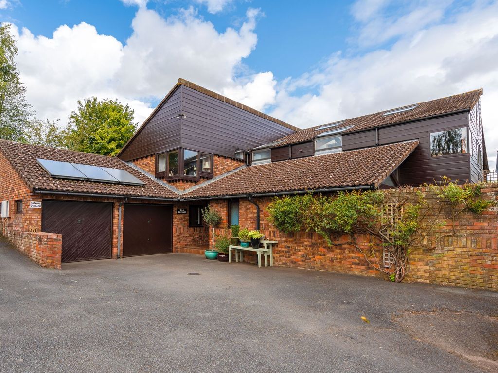 6 bed detached house for sale in Threshers, Crediton EX17, £850,000