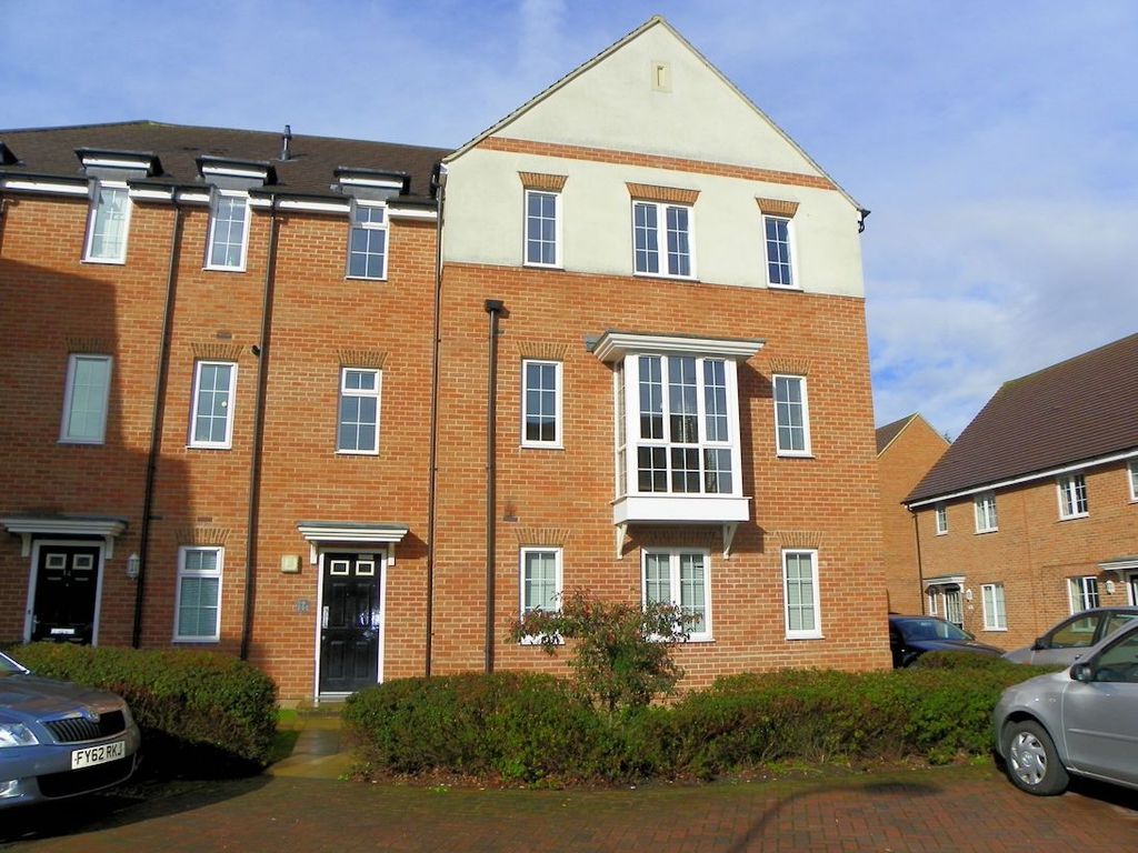 2 bed flat to rent in School Drive, Woodley, Reading, Berkshire RG5