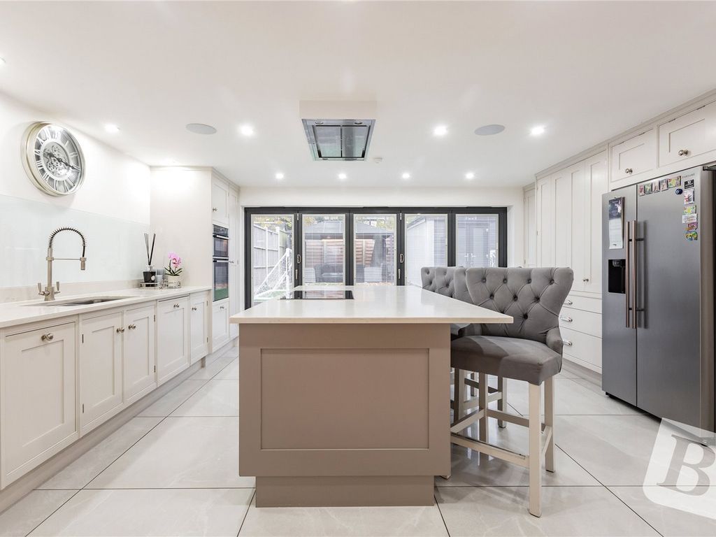 3 bed semidetached house for sale in Barn Mead, Doddinghurst