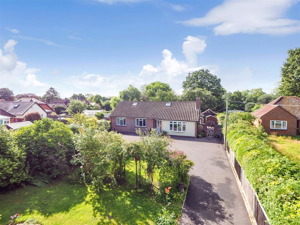 4 bed detached house for sale in Winsor Road, Winsor, Hampshire SO40, £