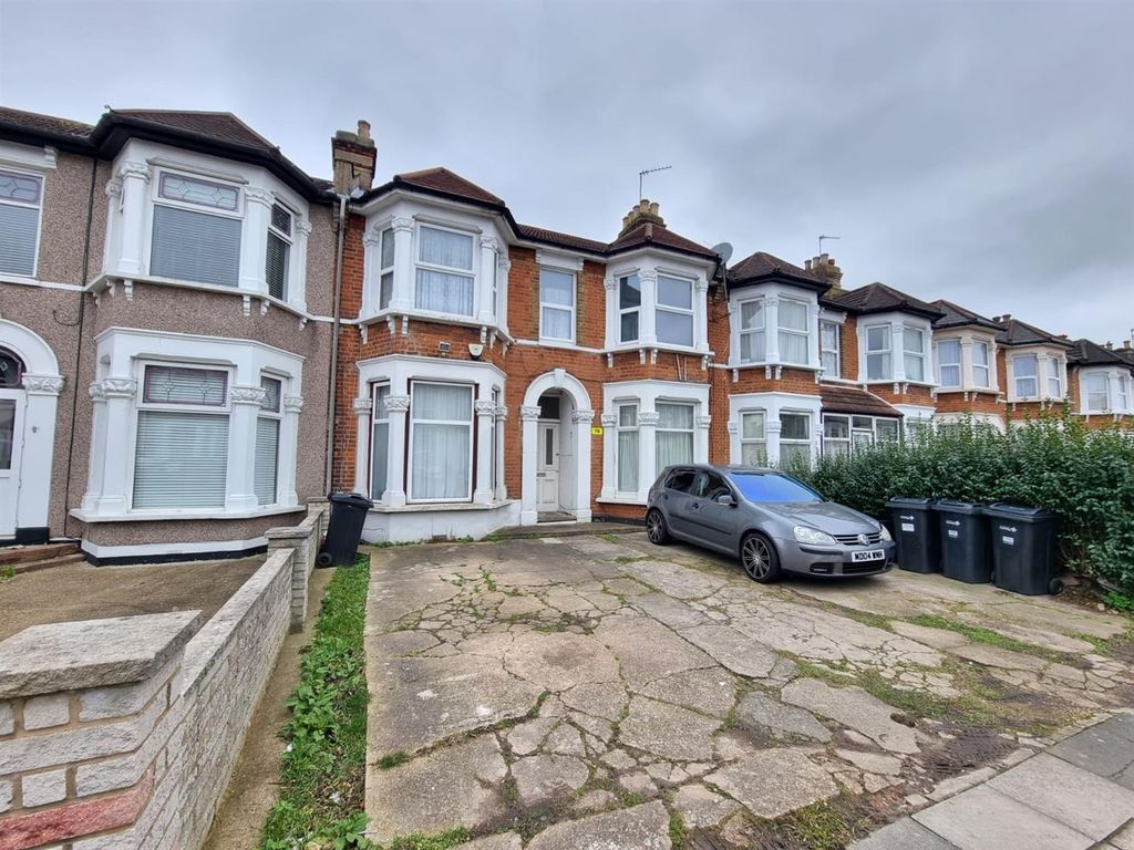 1 bed flat for sale in Elgin Road, Seven Kings, Ilford IG3, £245,000