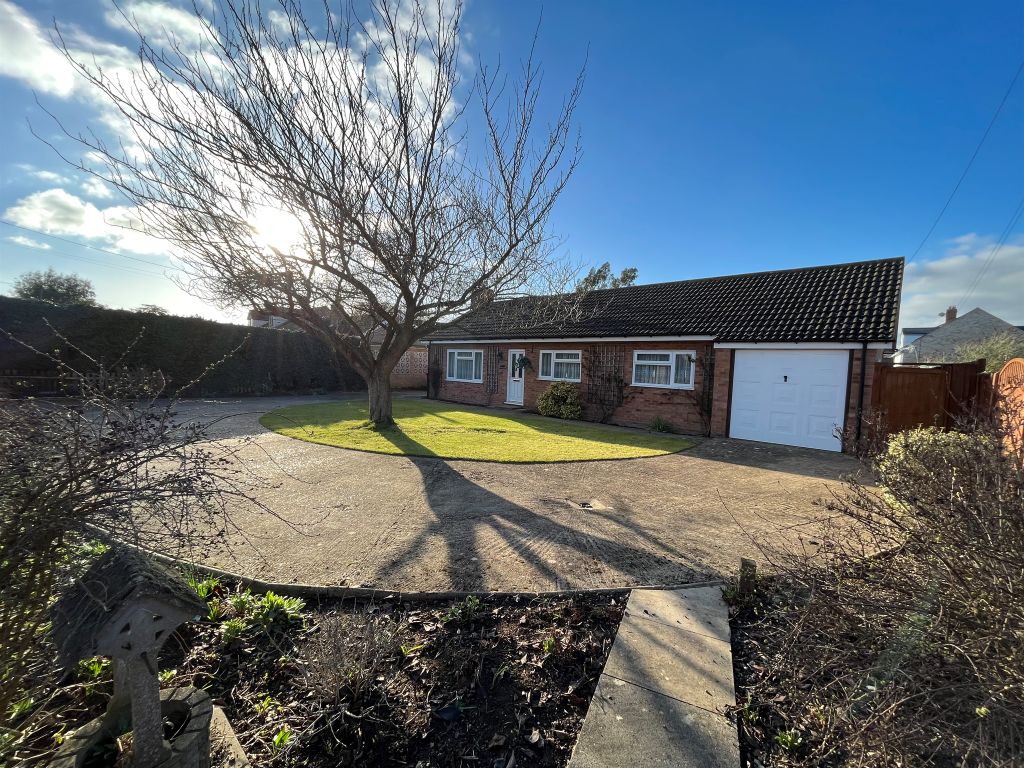 4 bed detached bungalow for sale in Highfields Road, Highfields