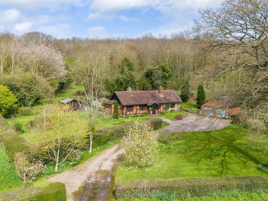 3 bed detached bungalow for sale in Eardisley, Hereford HR3, £525,000