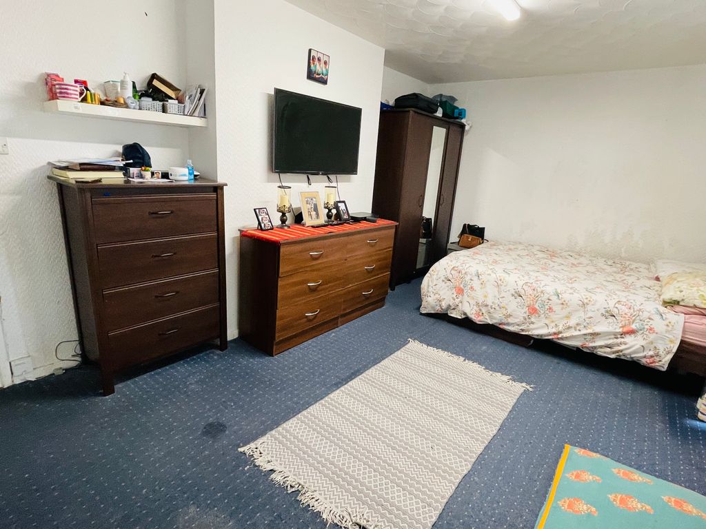 3 bed flat for sale in Ilford Lane, Ilford IG1 Zoopla